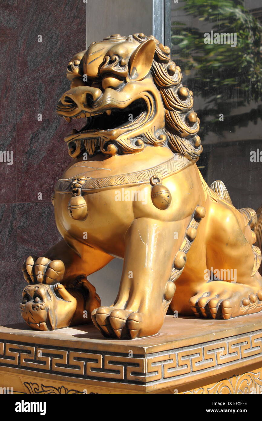 Statue de lion impérial chinois, symbole de protection et pouvoir dans l'Asie orientale en particulier la Chine Banque D'Images Statue de lion impérial chinois, symbole de protection et pouvoir dans l'Asie orientale en particulier la Chine Banque D'Images