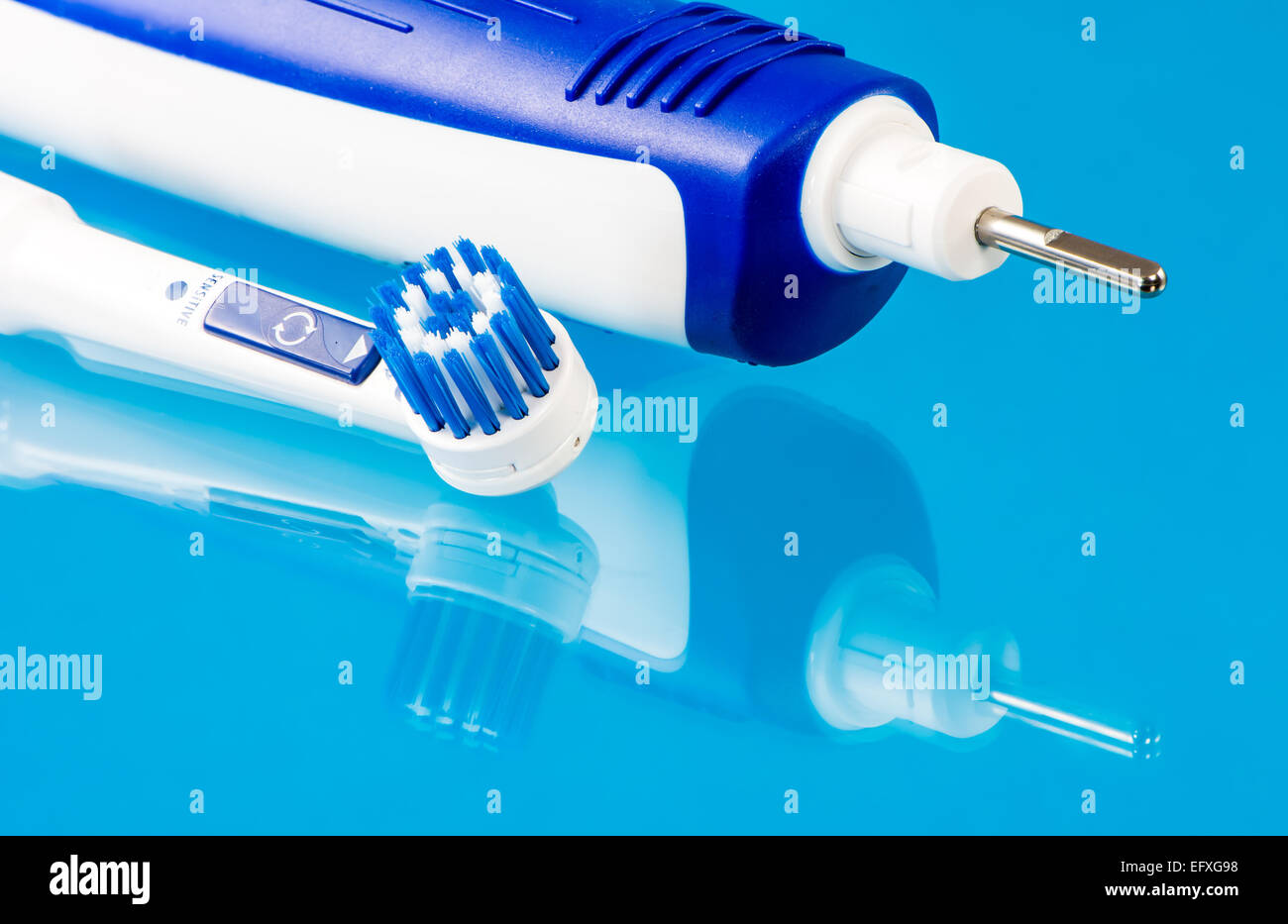 L'hygiène dentaire avec une brosse à dents électrique. Banque D'Images
