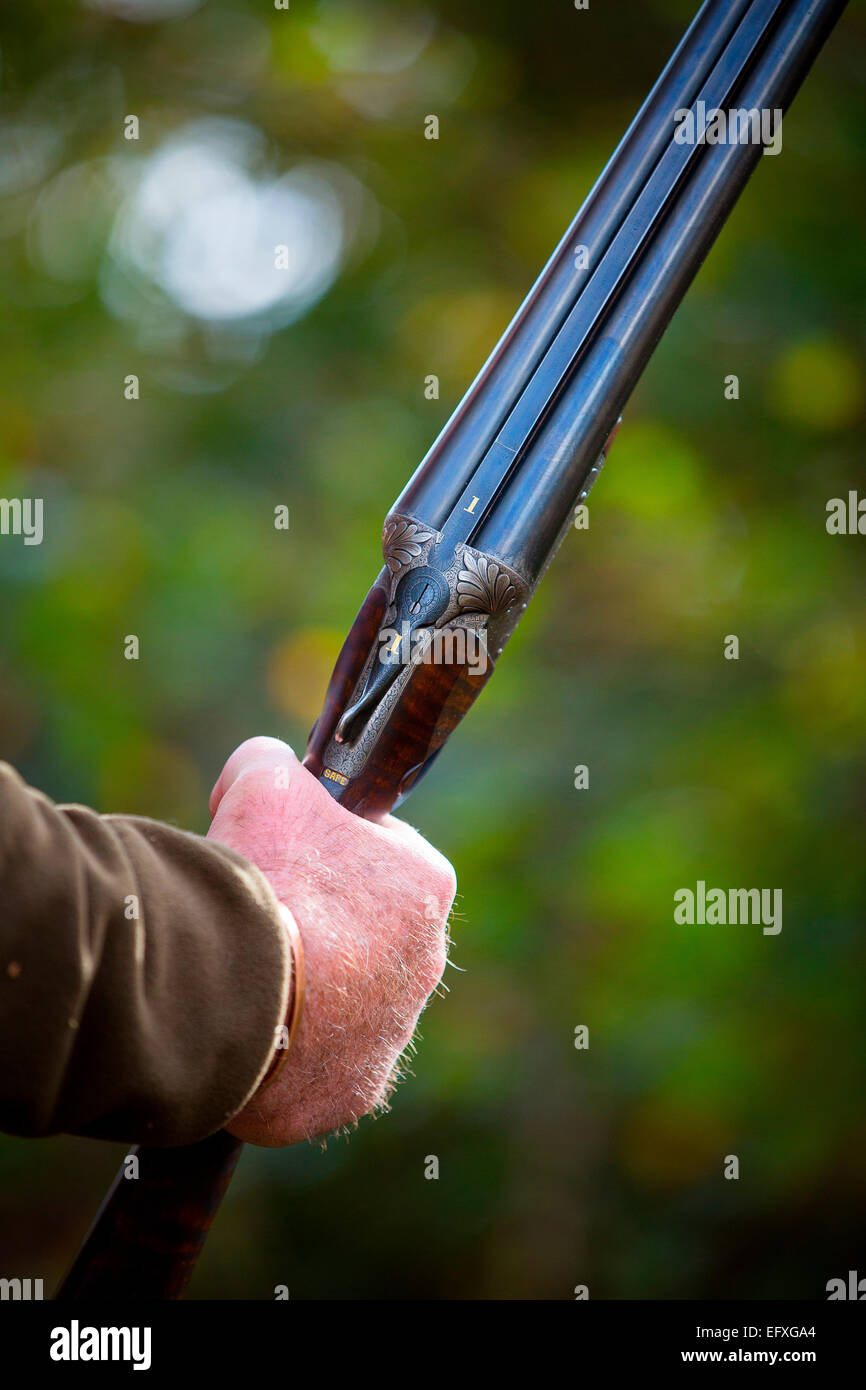 Homme tenant un fusil à double branche, Close up Banque D'Images