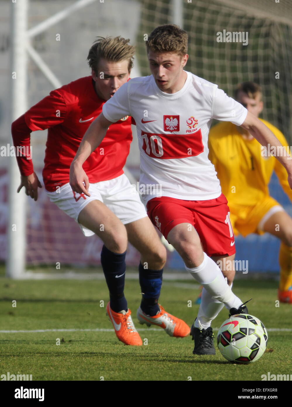 La Manga Club, Espagne. 11 Février, 2015. Le 10e tournoi de l'équipe nationale U17. La Norvège et la Pologne Hubert Adamczyk - Pologne et Chelsea FC est regardé par Joakim Barstad - Norway : Tony Henshaw/Alamy Live News Banque D'Images