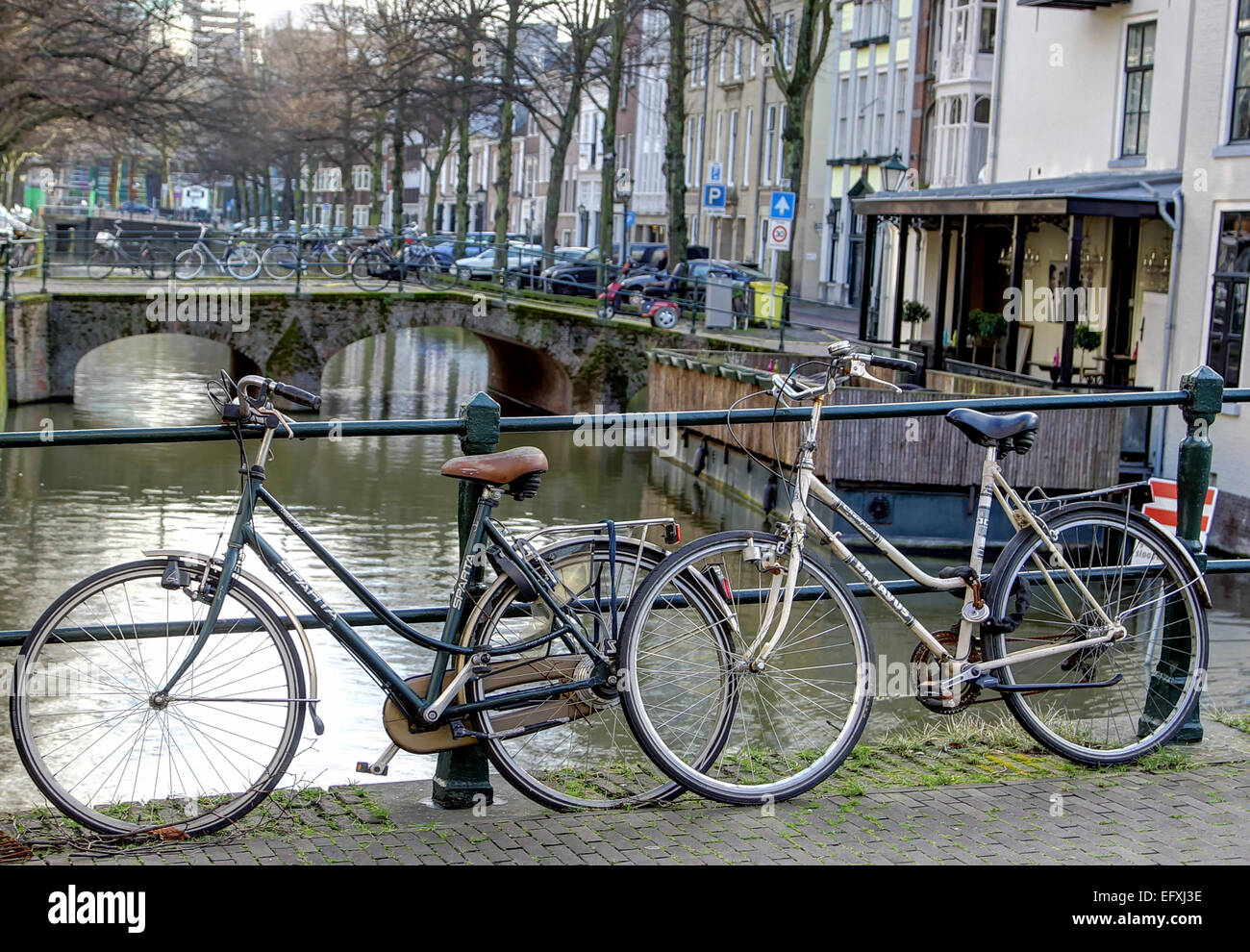 Des vélos sur le pont Banque D'Images