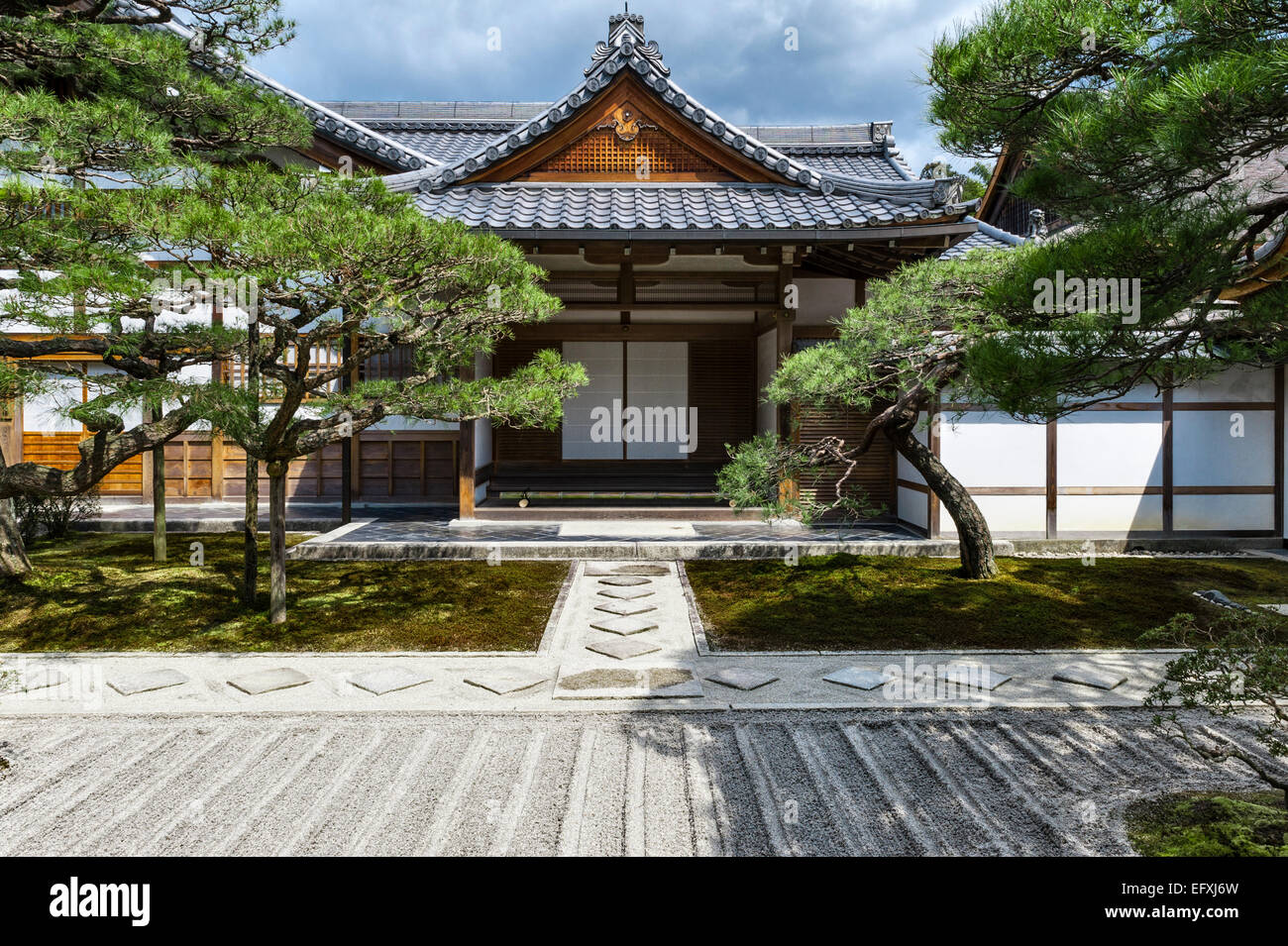 Kyoto, Japon. Ginkaku-ji (Jisho-ji), le Temple du pavillon d'argent. La porte d'entrée et jardin de sable Banque D'Images