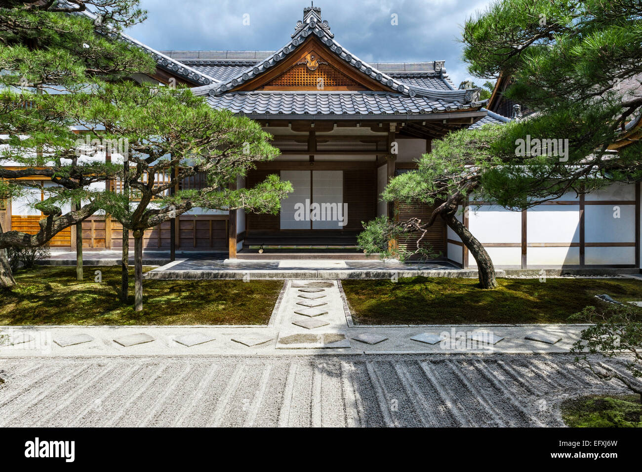 La porte d'entrée du Ginkaku-ji (Jisho-ji), le Temple du Pavillon d'argent, Kyoto, Japon, avec le jardin de sable râtelé de Ginshadan au premier plan Banque D'Images