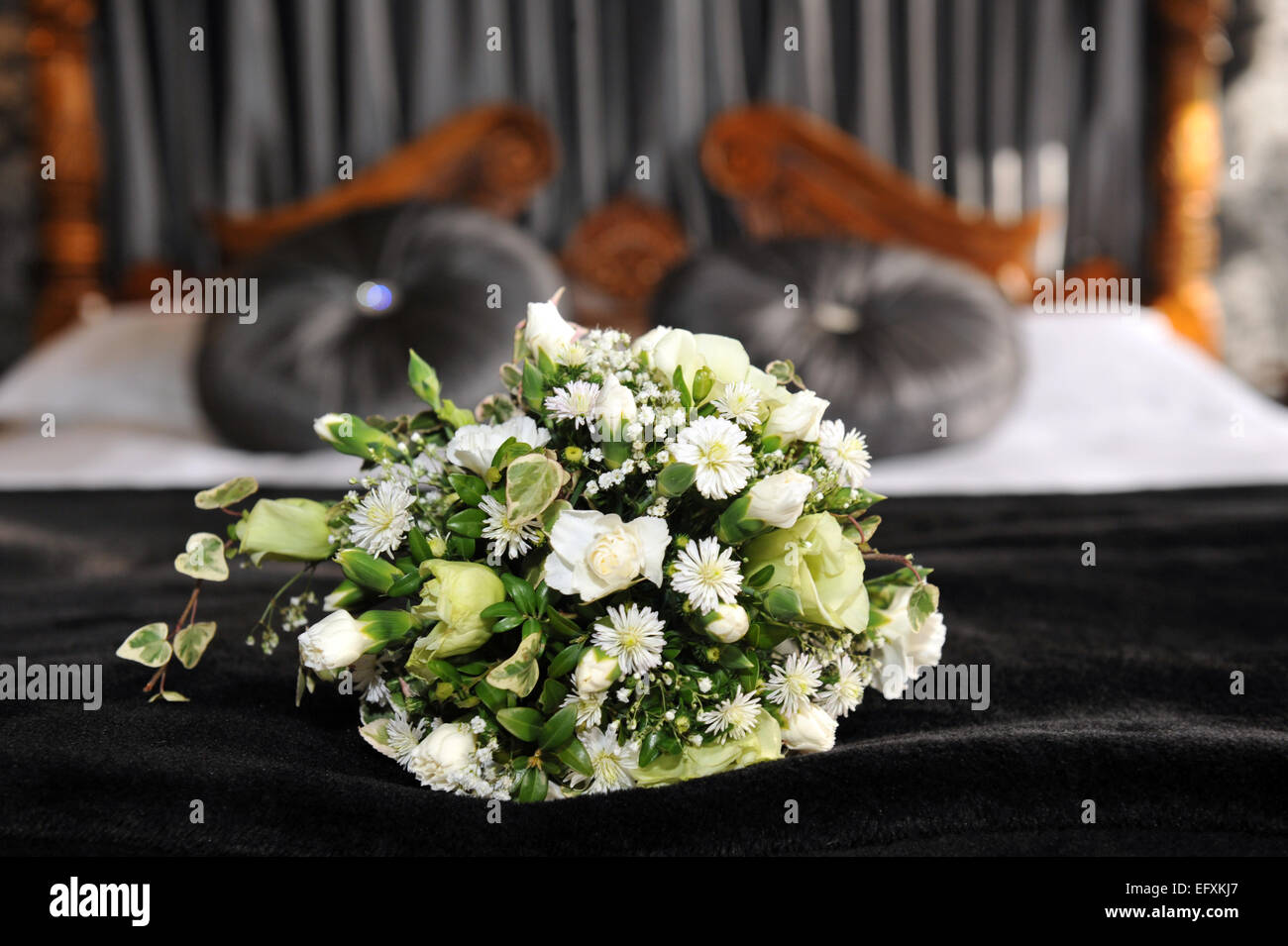 Bouquet de mariée sur une suite nuptiale lit. Banque D'Images