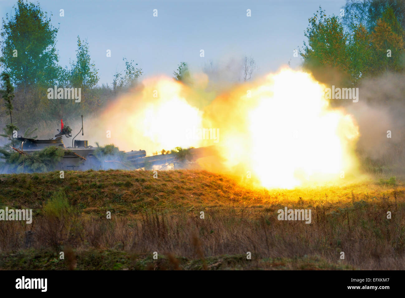 Tourné l'Ukrainien d'artillerie automotrices dans Akatsiya obusier exercices. Banque D'Images
