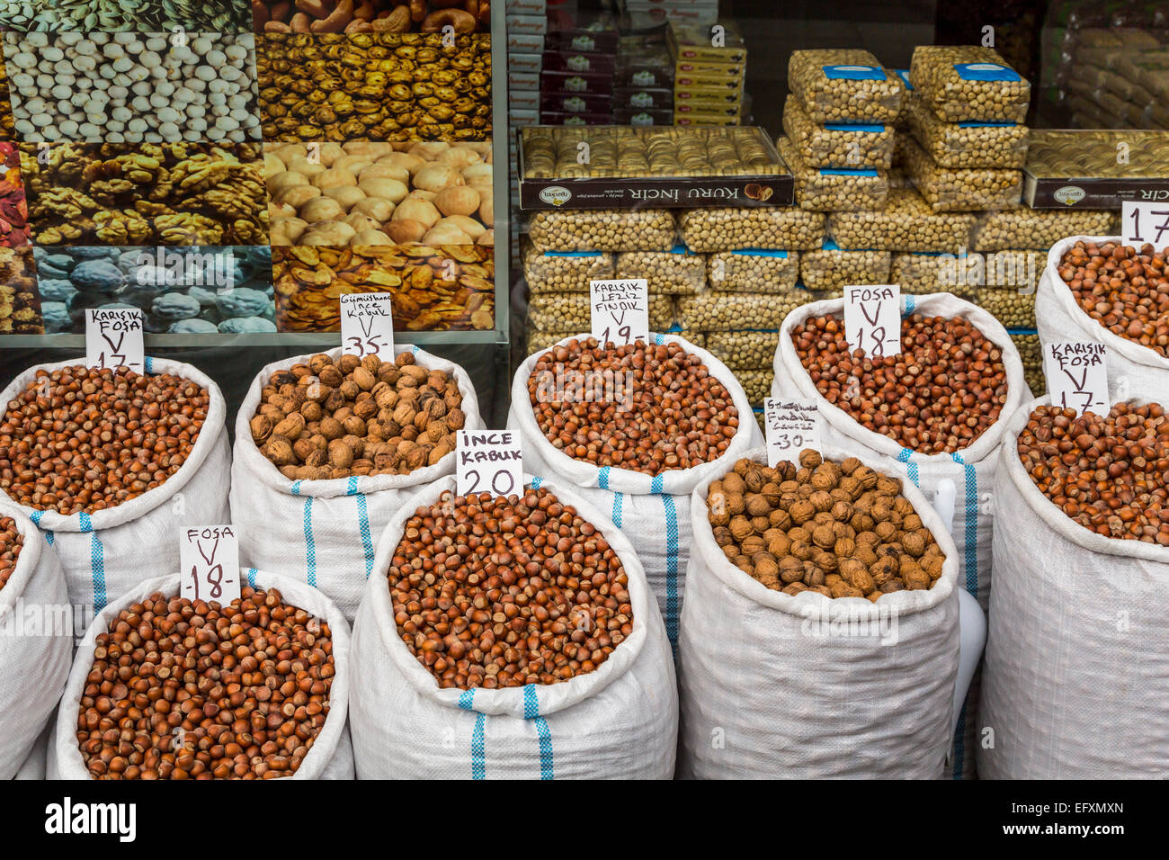 Sacs de noix et d'épices en vente à un magasin d'épices aliments en vrac à Trabzon, Turquie, de l'Eurasie. Banque D'Images