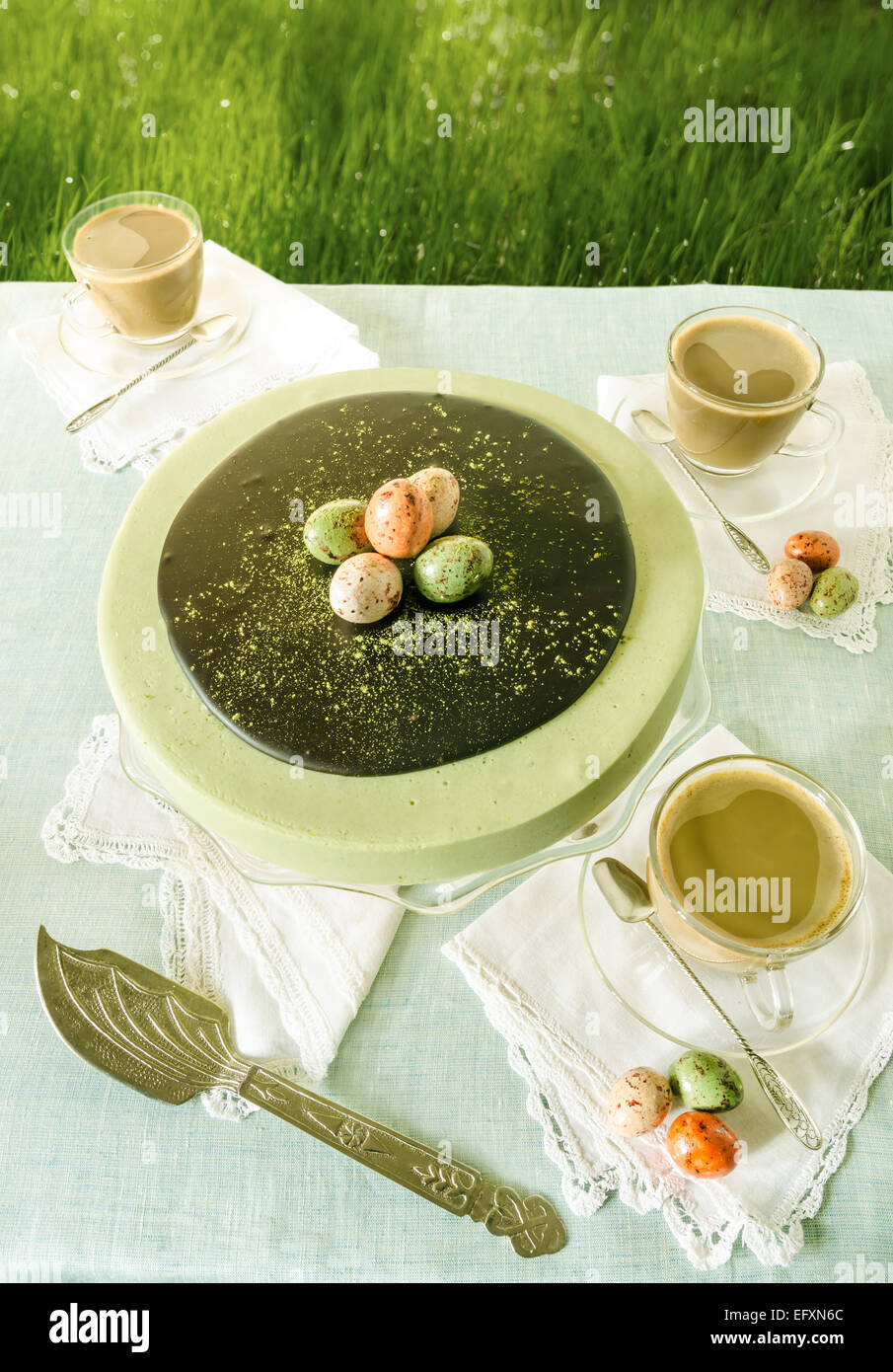 Gâteau de pâques avec du thé matcha ganache au chocolat décoré et sweet-stuff oeufs Banque D'Images