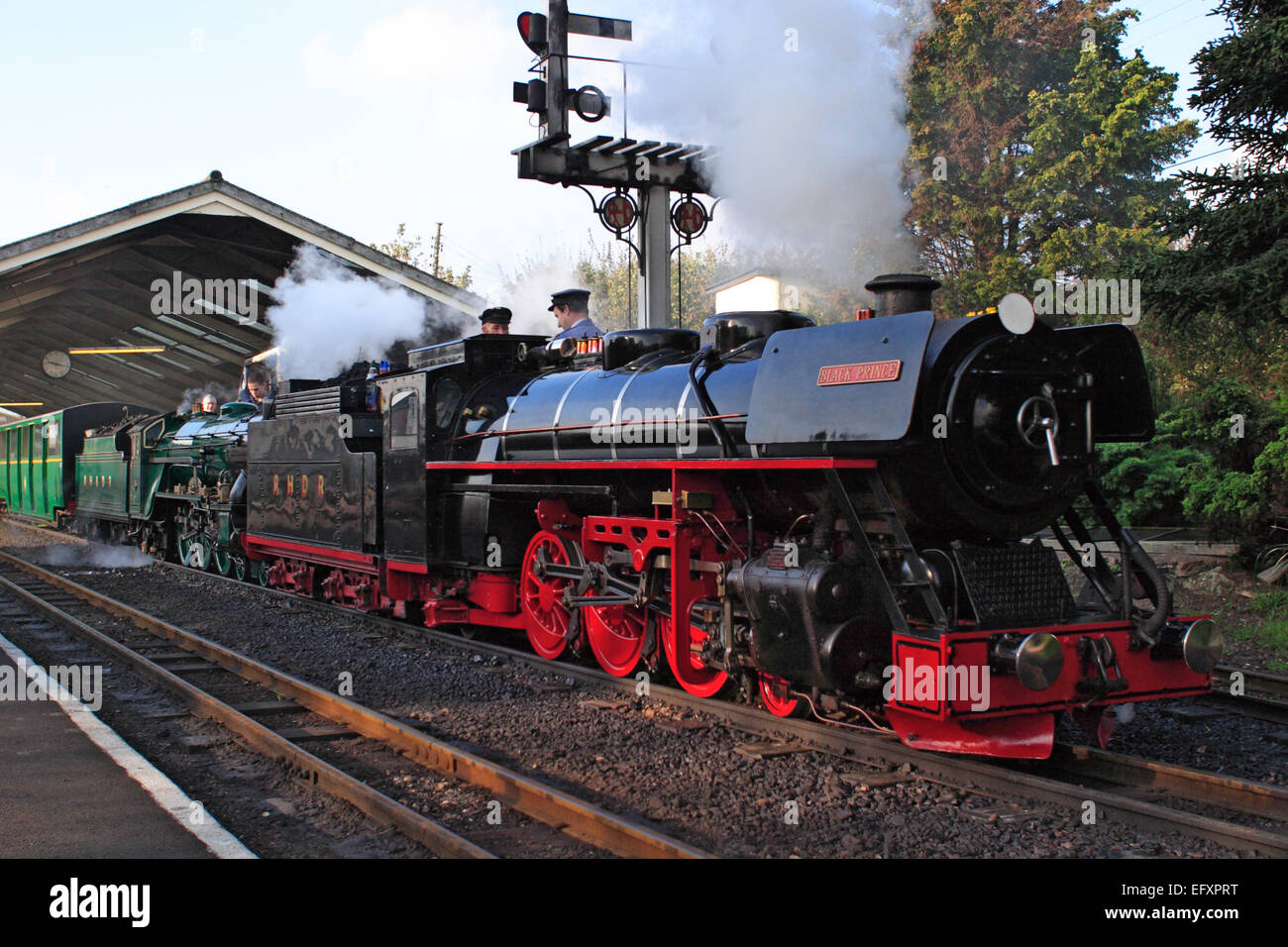 No.11 'Black Prince' conduit no3 'Southern Maid' dans un double-en-tête (deux moteurs) à New Romney / RHDR / Kent / UK Banque D'Images