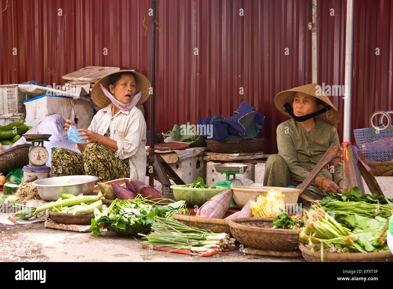 Les femmes de chapeaux coniques traditionnels dans le marché de la vieille ville de Hoi An, Vietnam ; Banque D'Images