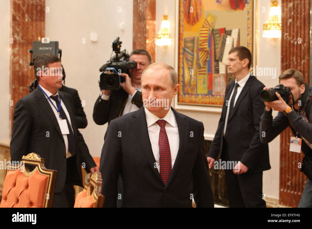 Minsk, Belarus. Feb 11, 2015. Le président russe Vladimir Poutine (C) avant, arrive pour les pourparlers de paix sur la crise de l'Ukraine à Minsk, Bélarus, le 11 février, 2015. Quatre voies de négociations de paix sur la crise de l'Ukraine reprend ici le mercredi dans la capitale biélorusse en tant que chefs d'état et de gouvernement de la Russie, la France, l'Allemagne et l'Ukraine ont été rejoints par leurs entourages respectifs. Credit : Henadzi/Xinhua/Alamy Live News Banque D'Images