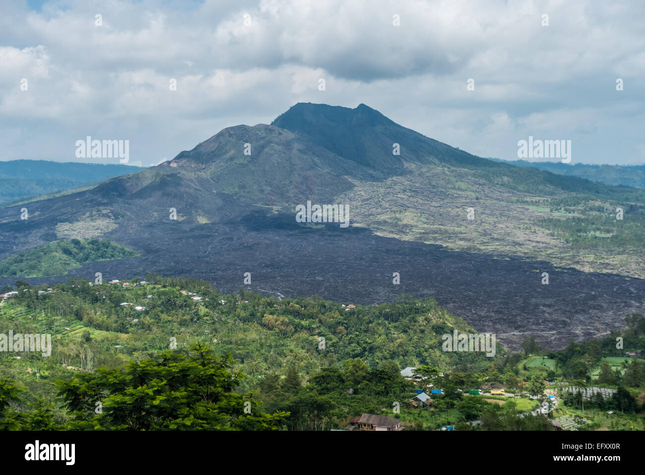 Chemin d'écoulement de lave du volcan Mont Batur Bali, Indonésie Banque D'Images