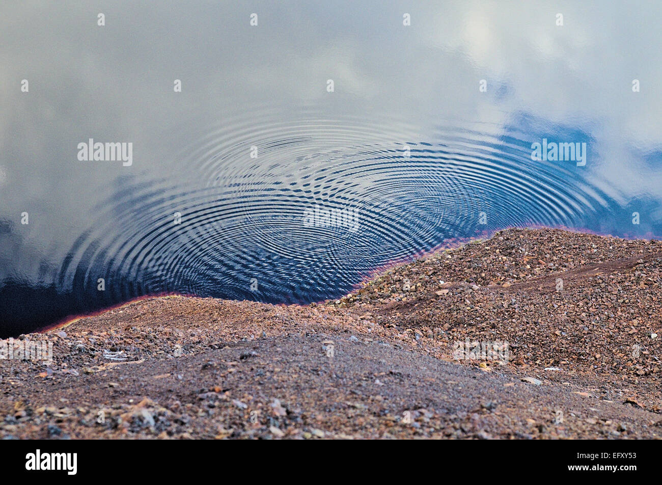 Puits de la mine de São Domingos en Alentejo, Portugal. Ondulation sur la surface de l'eau Banque D'Images