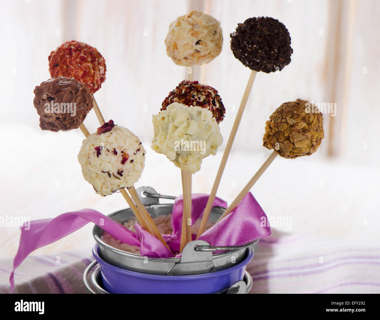 Cake pops sur fond de bois . Selective focus Banque D'Images