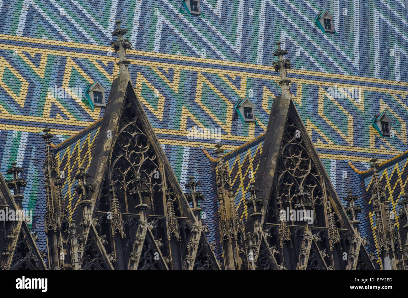 Le quartier historique de la cathédrale Saint-Étienne de Vienne, l'Autriche est célèbre pour ses motifs et couleurs sur le toit éblouissante. Banque D'Images