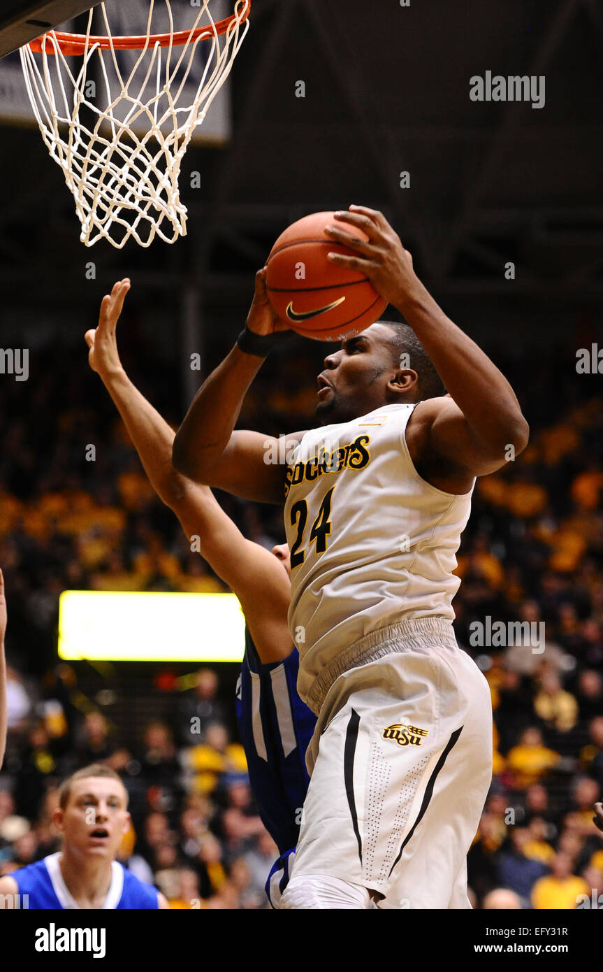 Wichita, Kansas, États-Unis. Feb 11, 2015. Wichita State Shockers Shaquille avant Morris (24) prend un rebond offensif au cours de la jeu de basket-ball de NCAA Entre les platanes et l'état de l'Indiana Wichita State Shockers à Charles Koch Arena de Wichita, Kansas. Kendall Shaw/CSM/Alamy Live News Banque D'Images