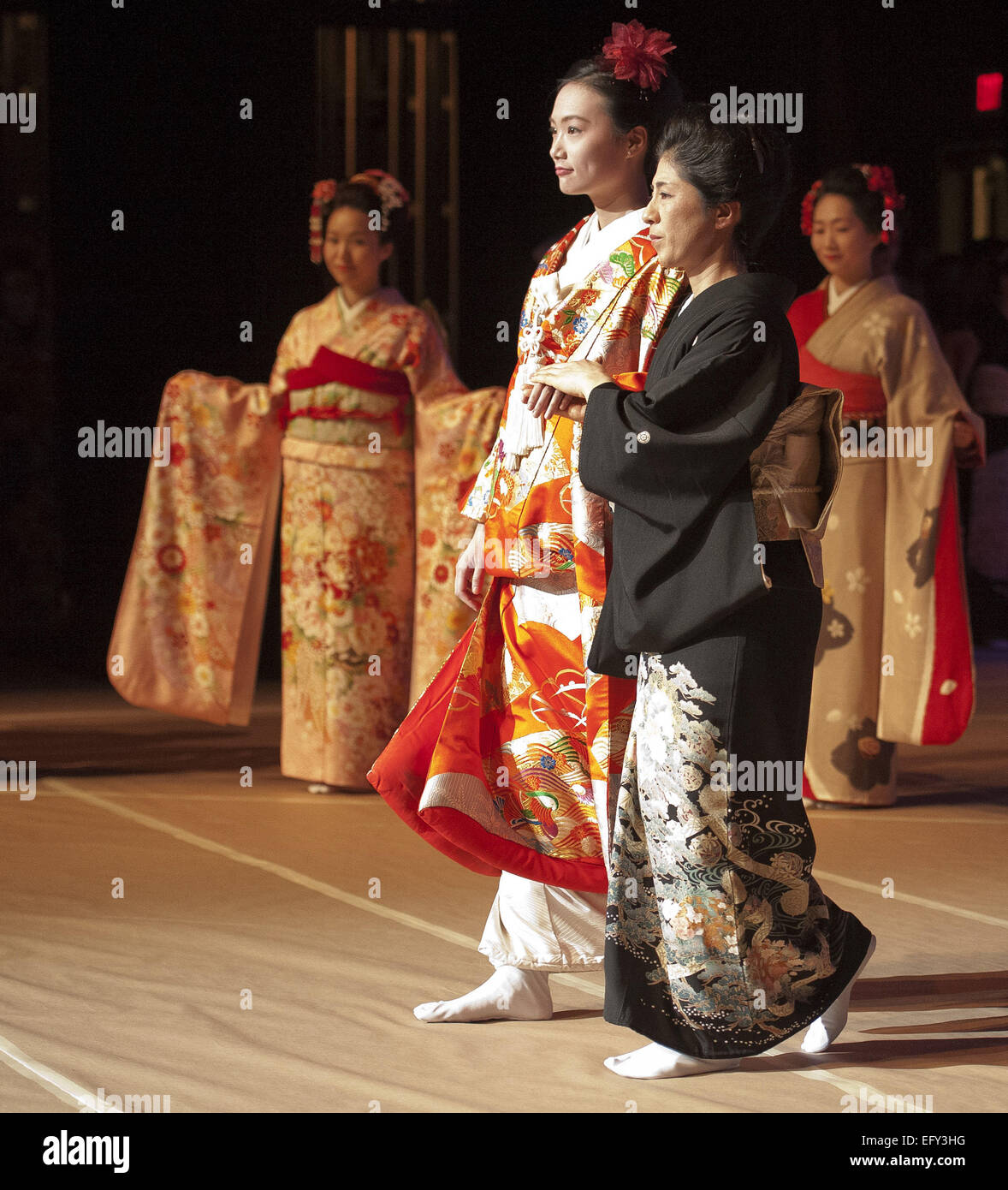 Le 8 février 2015 - Irvine, Californie, États-Unis - Célébration de l'art et la mode du kimono traditionnel japonais Kimono et vinaigrette, Irvine Valley College a accueilli le Festival de bénéficier d'un Kimono d'entraînement de fonds le dimanche 8 février 2015. Les artistes venus de l'Osaka Nihon Waso Gakuen Vinaigrette Kimono Academy, est sorti en quatre actes, un pour chaque saison, des kimonos de modélisation pour toutes les utilisations y compris le travail, mariage, célébrations et occasionnels. La vente des billets, le long d'une vente aux enchères sera bénéfique pour le victimes de la 2011 Séisme et tsunami au Japon.----un jeune artiste, vêtue comme une mariée, est accompagné sur scène bien Banque D'Images