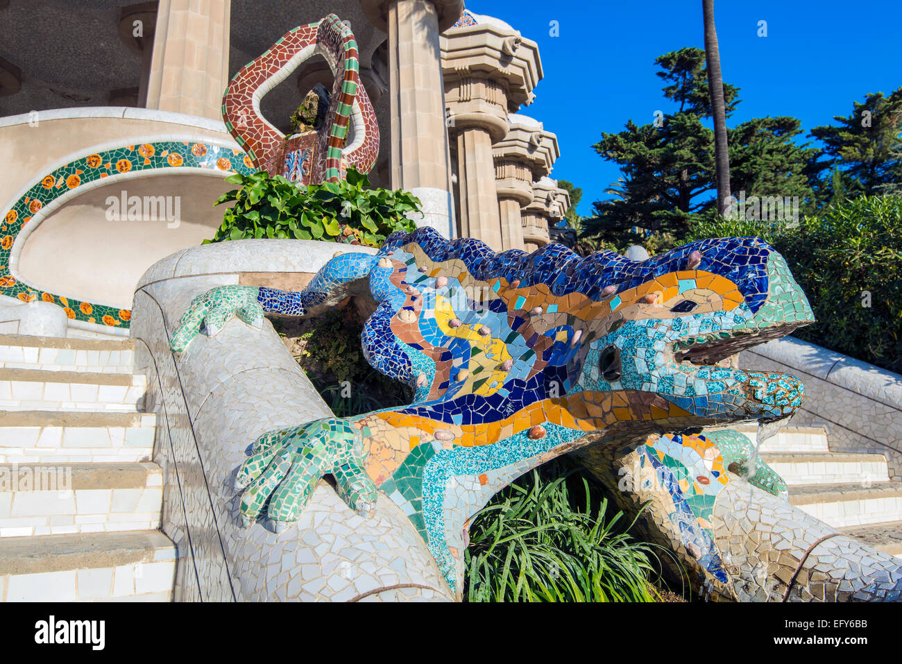 Mosaïque multicolore fontaine salamandre appelée aussi "el drac" ou dragon au Parc Guell ou Parc Guell, Barcelone, Catalogne, Spa Banque D'Images