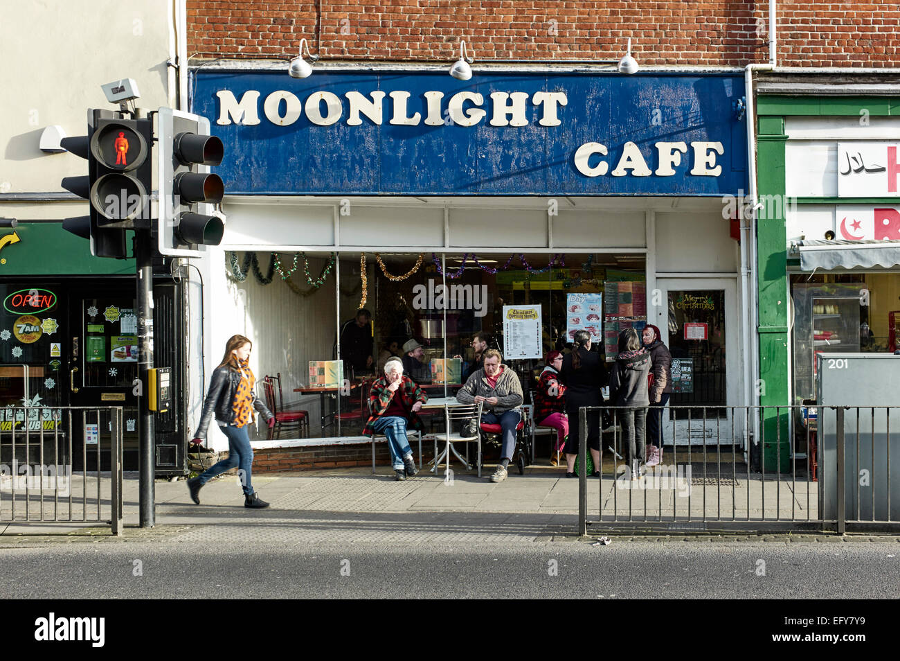 Les fumeurs à l'extérieur de la lune cafe à Norwich Banque D'Images