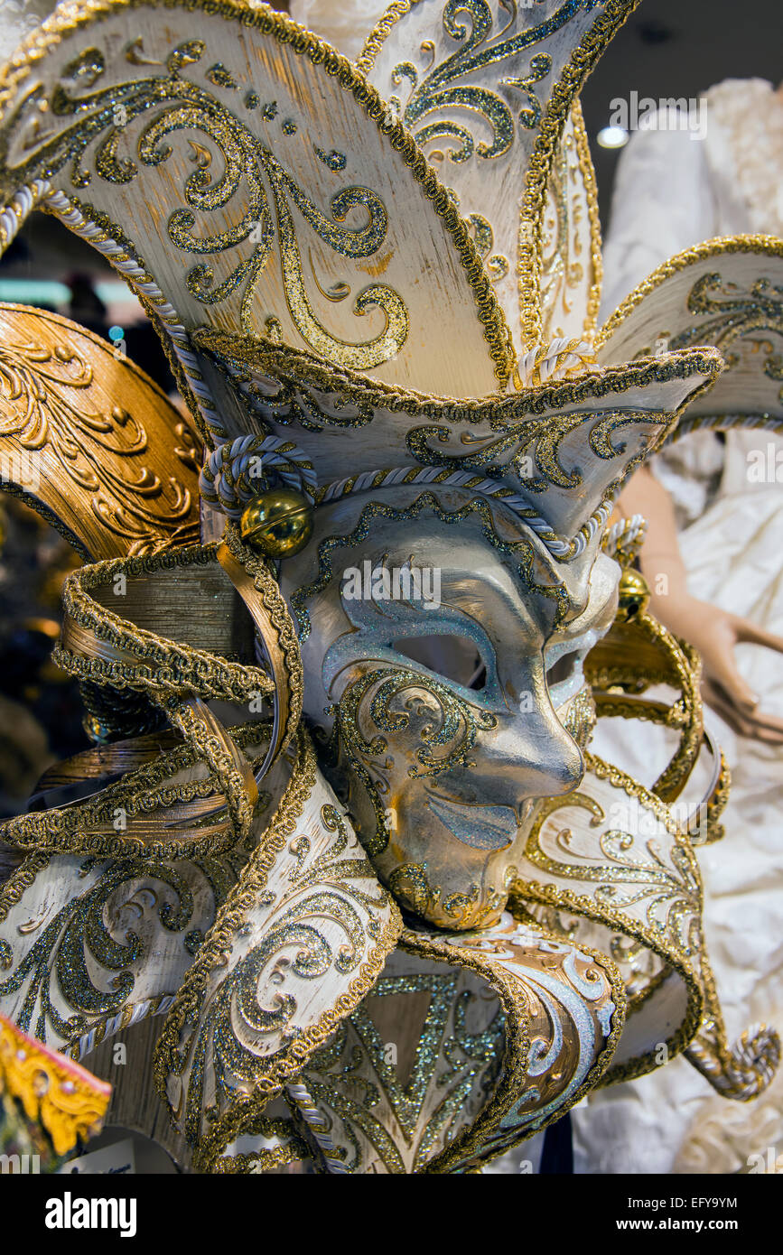 Masque de carnaval vénitien traditionnel dans une vitrine, Venise, Vénétie, Italie Banque D'Images