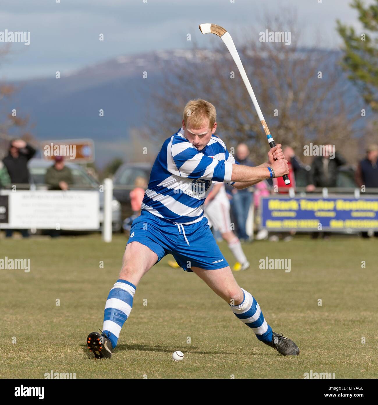 Jamie Robinson de Newtonmore Kingussie v (Co-operative MacTavish Cup trimestre final) a joué à l'Eilan, Newtonmore, 2013. Banque D'Images