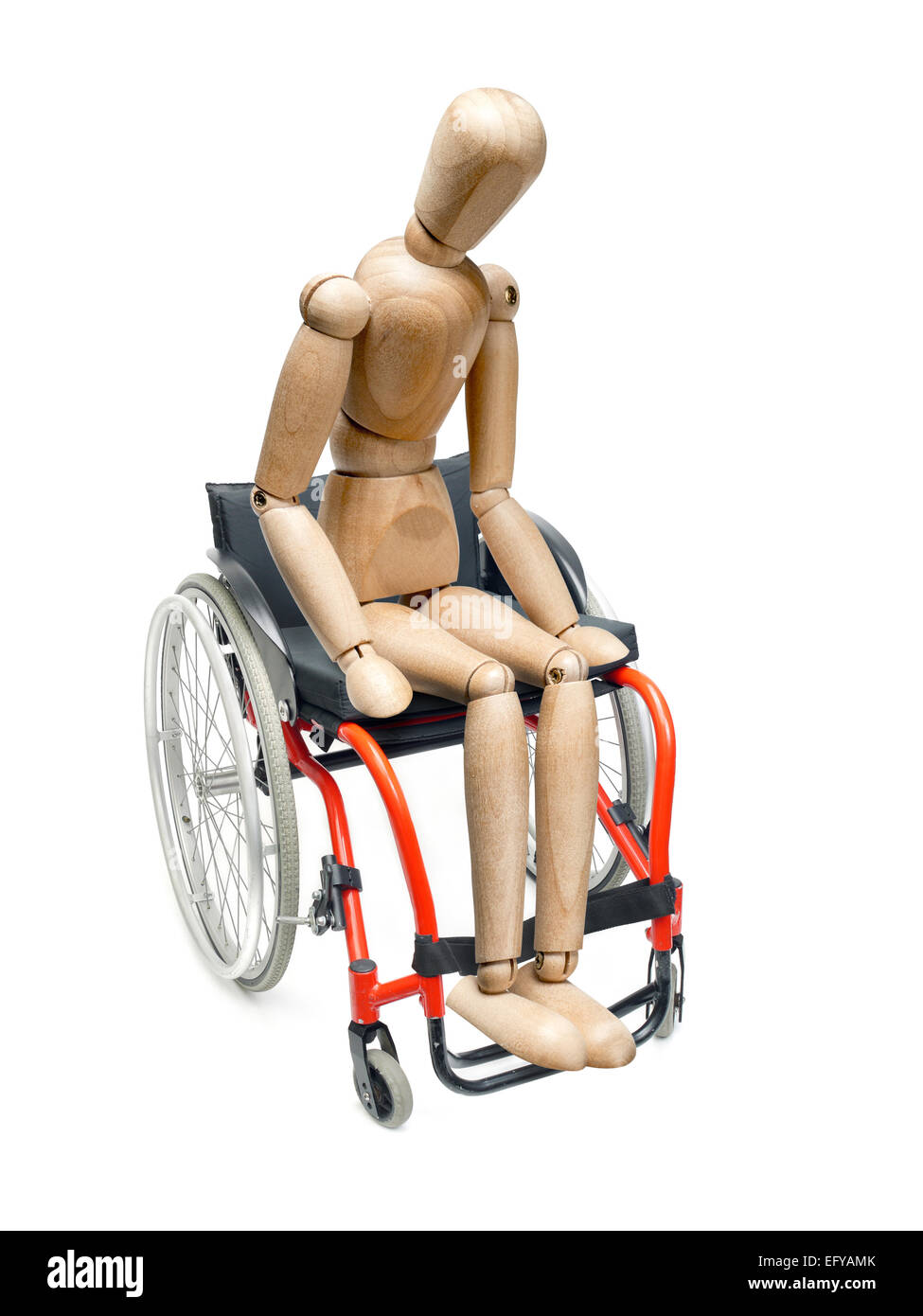 Simulacre en bois assis sur fauteuil roulant sur fond blanc Banque D'Images