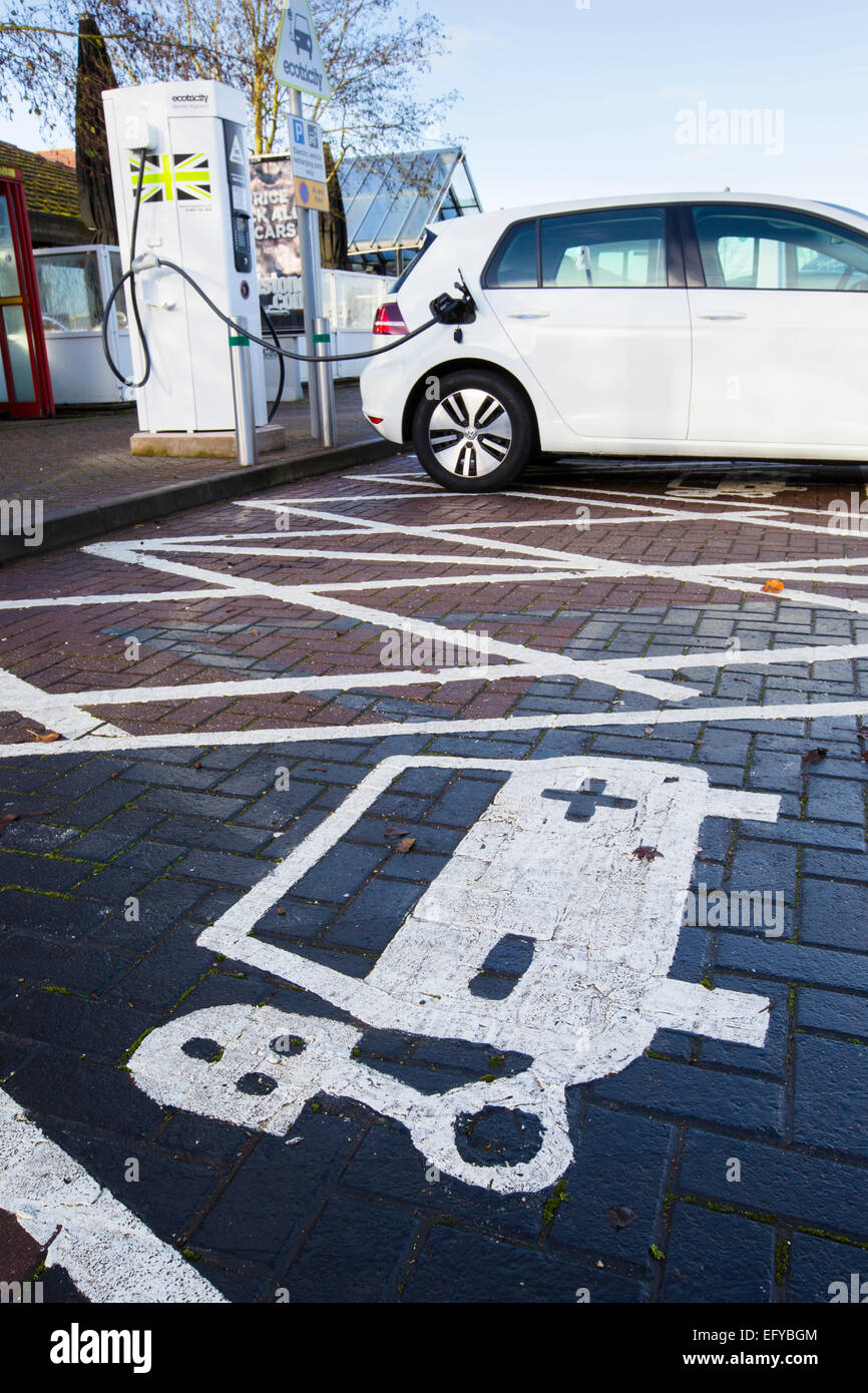 Recharger une voiture électrique dans une station-service au Royaume-Uni Banque D'Images