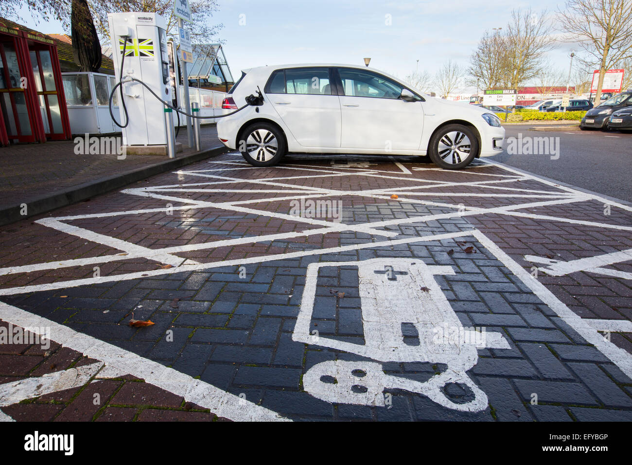 Recharger une voiture électrique dans une station-service au Royaume-Uni Banque D'Images