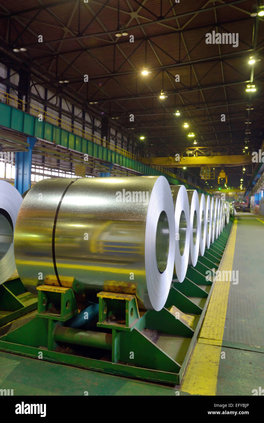 En acier recouvert de zinc dans l'usine sidérurgique de la bobine Banque D'Images