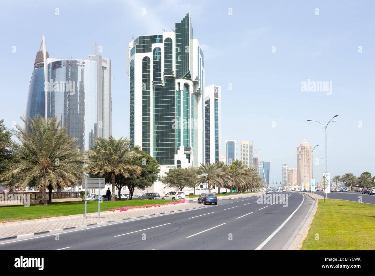DOHA, QATAR - 11 Février 2015 : La route de la Corniche avec le Service des travaux publics, de l'Autorité Salam Tower et Doha Bank Tower. Banque D'Images