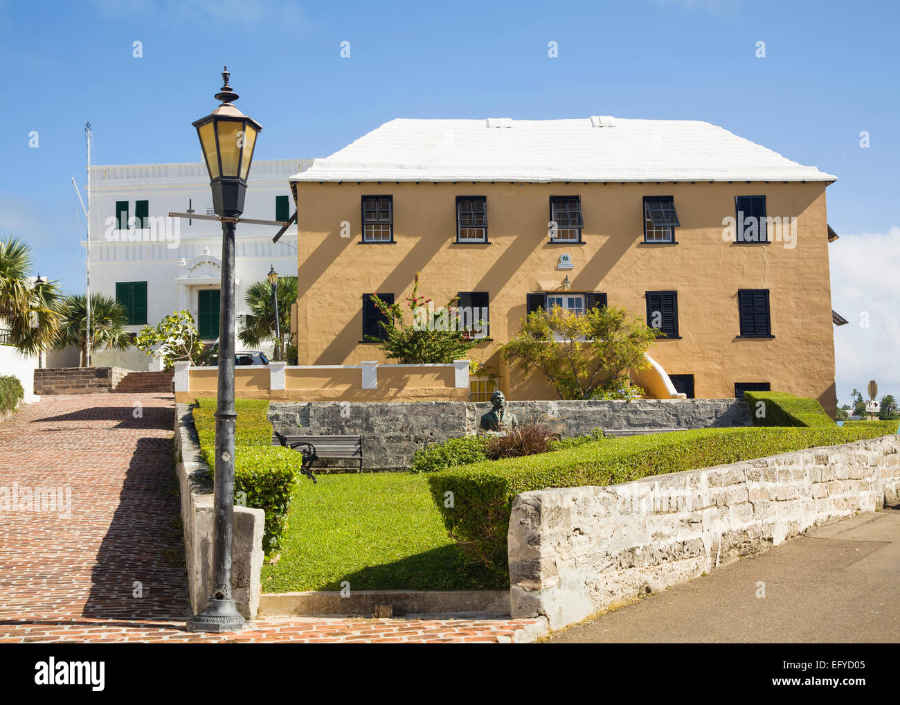 La route de brique rouge et Old State House, St George's, les Bermudes. Le monument à le poète irlandais Thomas Moore dans le middleground. Banque D'Images
