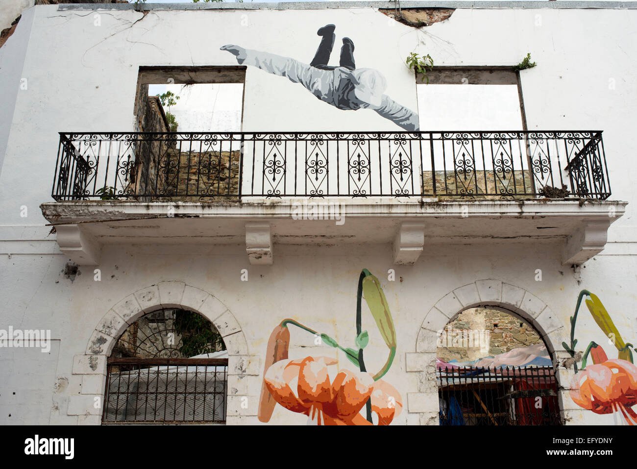 La ville de Panama, Casco Viejo vieilles maisons en ruine avec un graffiti peint. Panamá Viejo ville historique inscrite au Patrimoine Mondial de l'UNESCO Banque D'Images