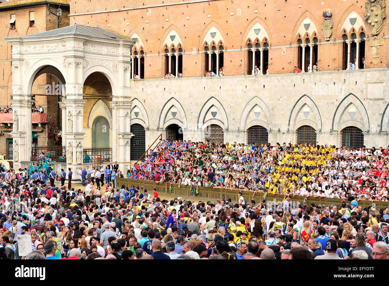 La foule en face du Palazzo Publico sur une journée de formation de l'historique course de chevaux Palio de Sienne, la Piazza del Campo de Sienne, Banque D'Images