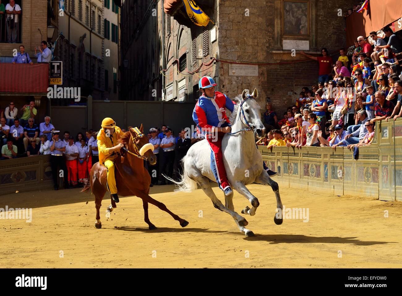 Exécuter la formation de l'historique course de chevaux Palio de Sienne, la Piazza del Campo, Sienne, Toscane, Italie Banque D'Images