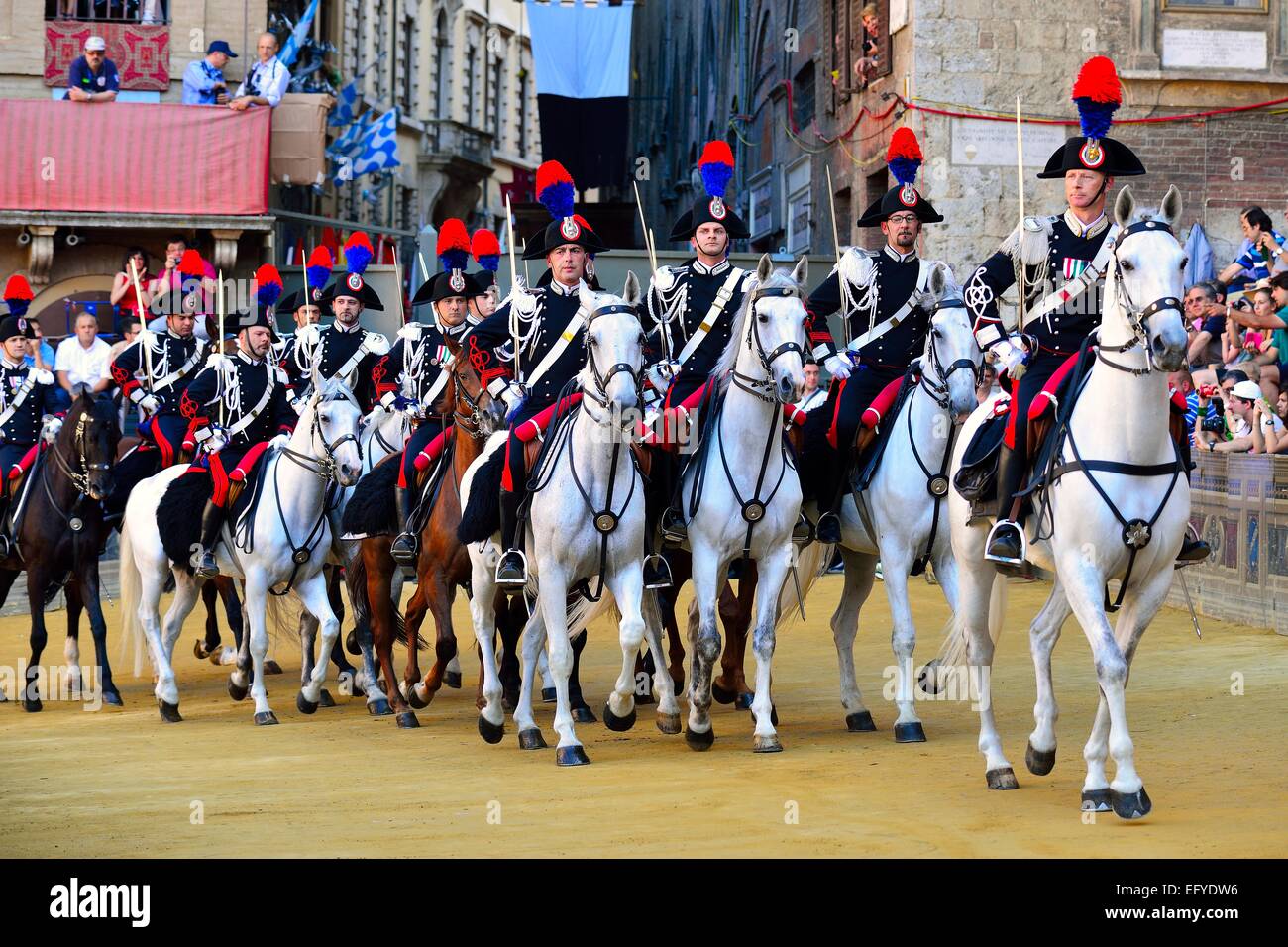Canada dragoons lors d'un défilé historique avant la course de chevaux Palio de Sienne, la Piazza del Campo, Sienne, Toscane, Italie Banque D'Images