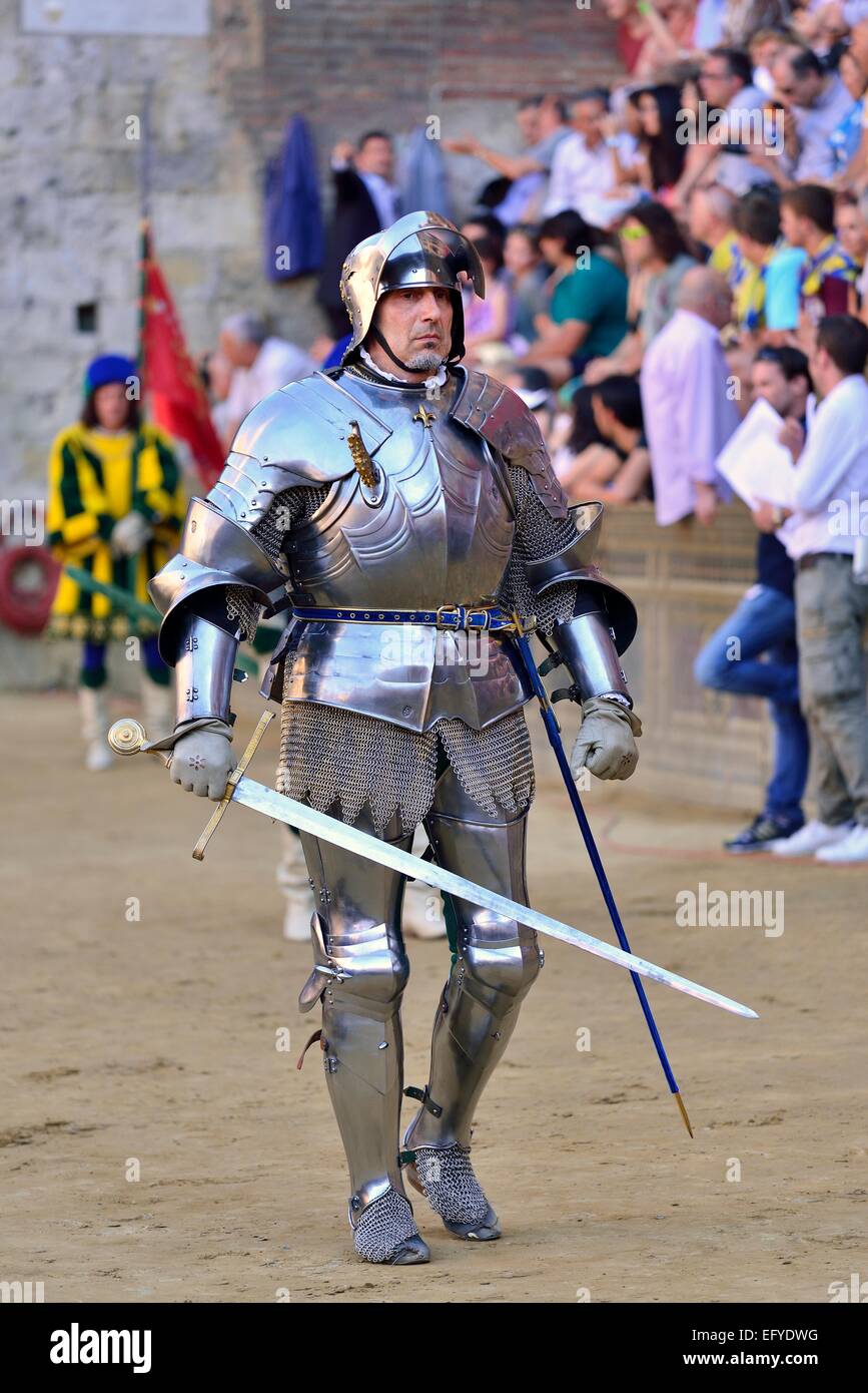 Chevalier en armure à la parade historique avant la course de chevaux Palio de Sienne, la Piazza del Campo, Sienne, Toscane, Italie Banque D'Images