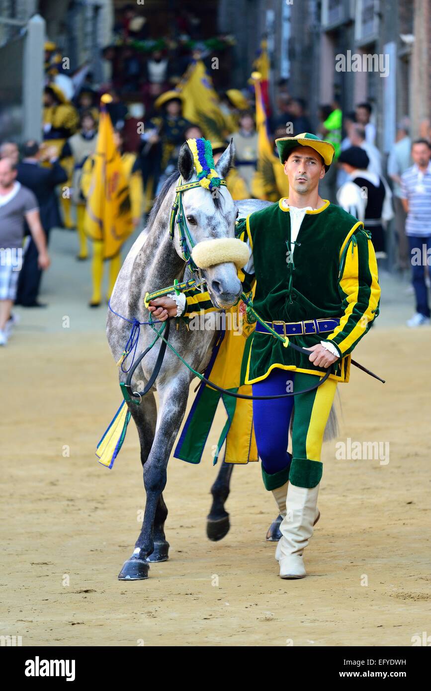 Cheval Cheval et chef de la Contrada de la chenille, Nobile Contrada del Bruco, au cours d'un défilé devant le cheval historique Banque D'Images