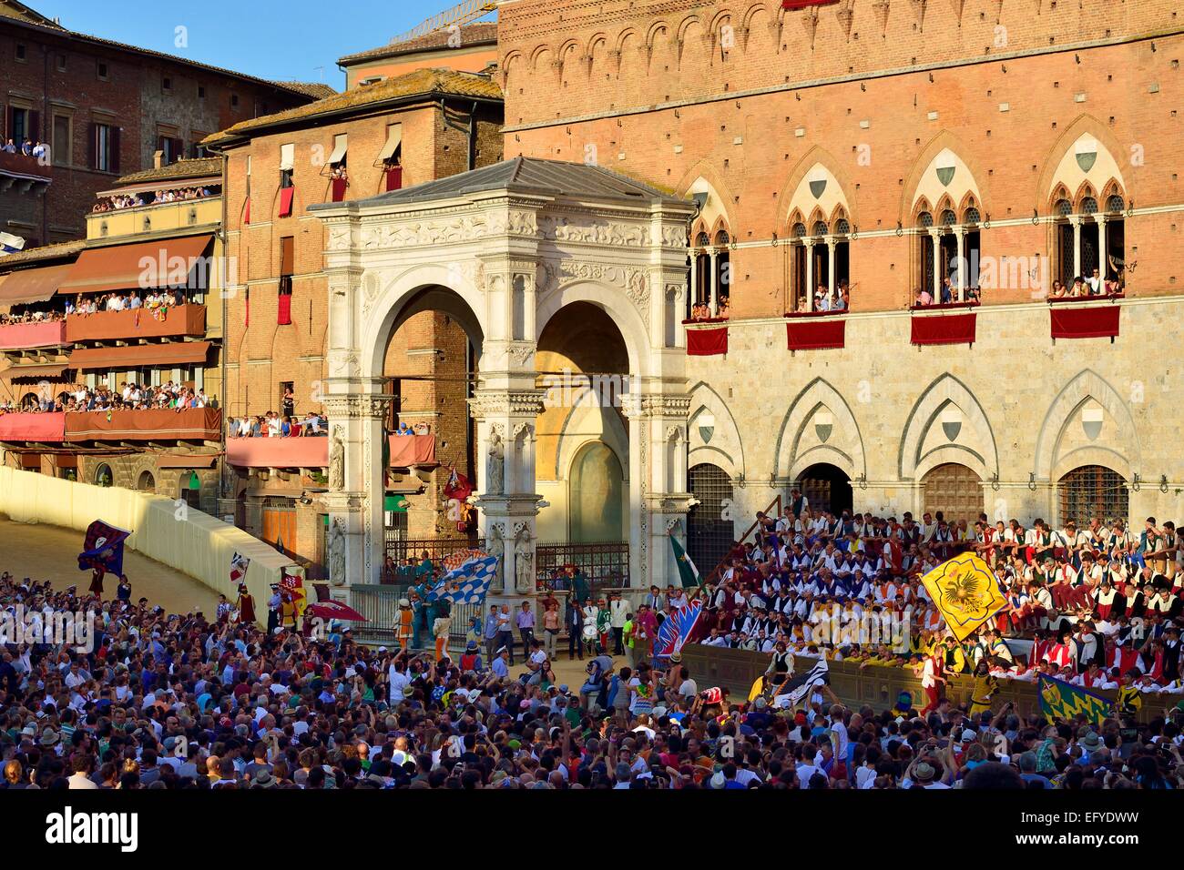 La foule en face du Palazzo Pubblico historique à la course de chevaux Palio de Sienne, la Piazza del Campo, Sienne, Toscane, Italie Banque D'Images