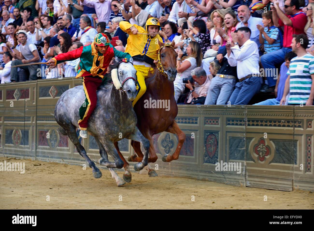 Manœuvre de dépassement du gagnant lors de l'historique course de chevaux Palio de Sienne, la Piazza del Campo, Sienne, Toscane, Italie Banque D'Images