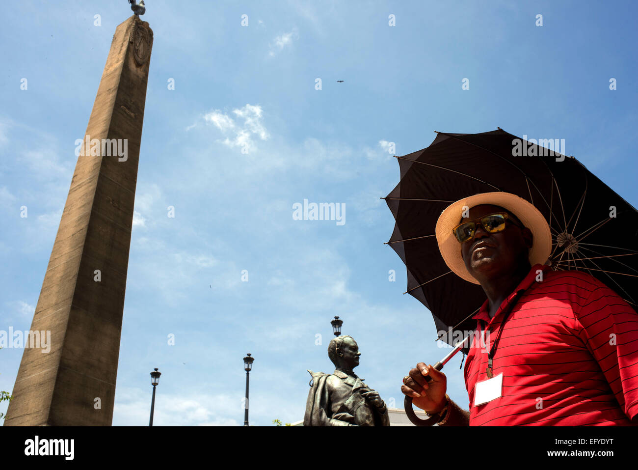 Un guide randonnée près de obélisque avec le coq français sur la place Plaza de España, à Panama City, Panama, Amérique centrale. Fren Banque D'Images