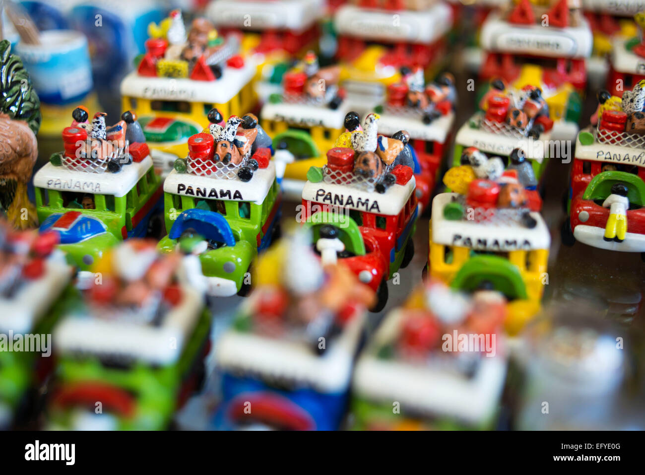 Panama Panama Ville Casco Viejo San Felipe de souvenirs shopping marché plein air fournisseur d'affichage bus peint Diablo Rojo diable rouge. T Banque D'Images