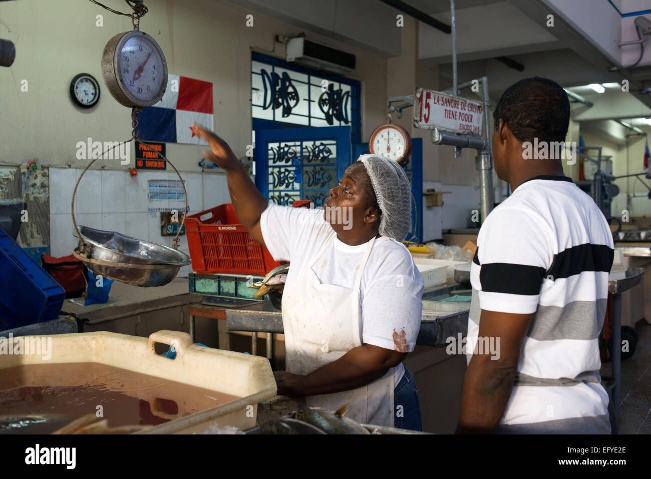 Panama, Panama City, Santa Ana quartier, marché aux poissons (Mercado de Mariscos). Femme vendeur. Poissons frais et fruits de mer à Banque D'Images