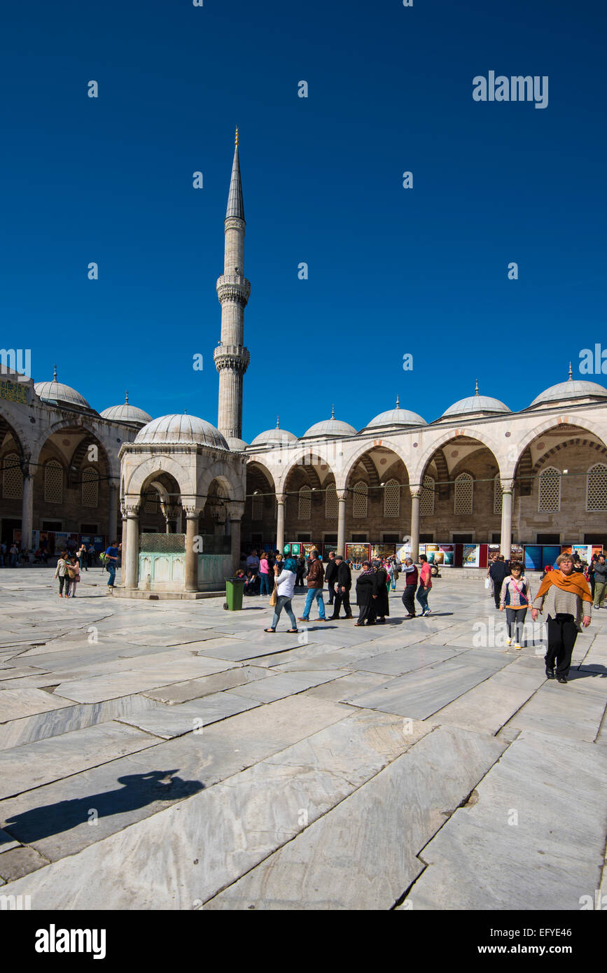 Cour intérieure, Mosquée Sultan Ahmed, UNESCO World Heritage Site, côté européen, Istanbul, Turquie Banque D'Images