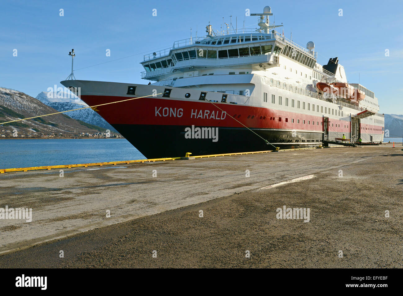 Navire Hurtigruten Kong Harald à l'embarcadère, Sortland, Île Langøya, Nordland, Vesterålen sans petrole, Norvège Banque D'Images