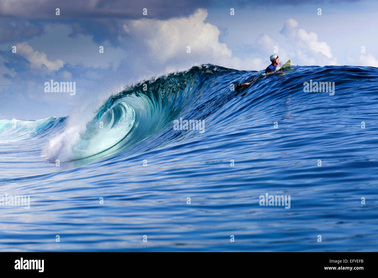 Le port de surfer sur de grandes palettes casque surf vague dans l'archipel  des Moluques, Indonésie Photo Stock - Alamy