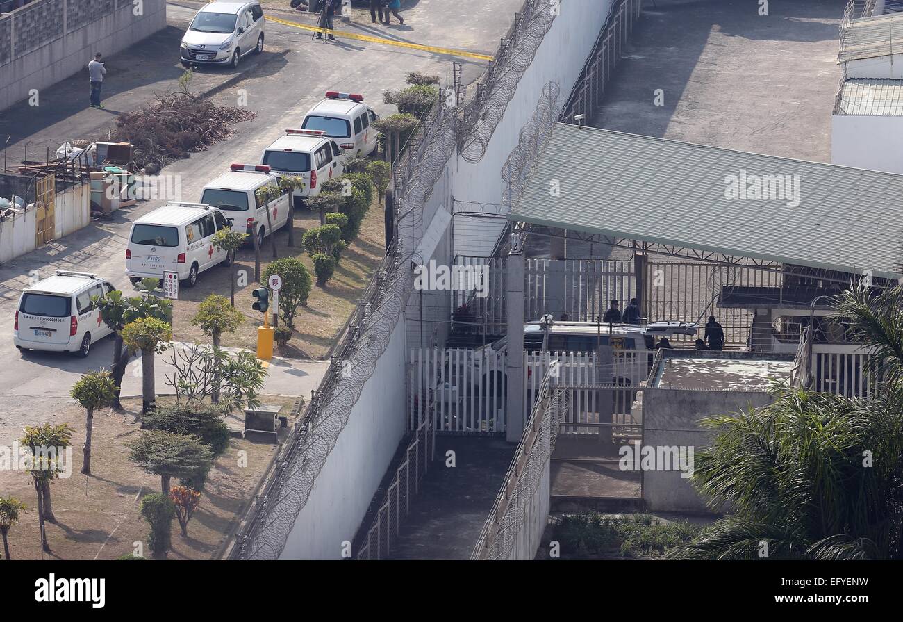 Kaohsiung. 12 Février, 2015. Les véhicules transportant des corps de six condamnés aller vers le salon funéraire de Kaohsiung à Kaohsiung, Taïwan, du sud-est de la Chine, 12 février 2015. Six détenus exerçant son courtes et longues qui ont pris des otages à la prison de Kaohsiung tués eux-mêmes tôt jeudi matin, mettant fin à près de 14 heures de face avec la police. Les deux otages, y compris gardien de prison Chen Shih-chih et garde en chef Wang Shih-Tsang ont été à la fois sûr, ont dit. Source : Xinhua/Alamy Live News Banque D'Images