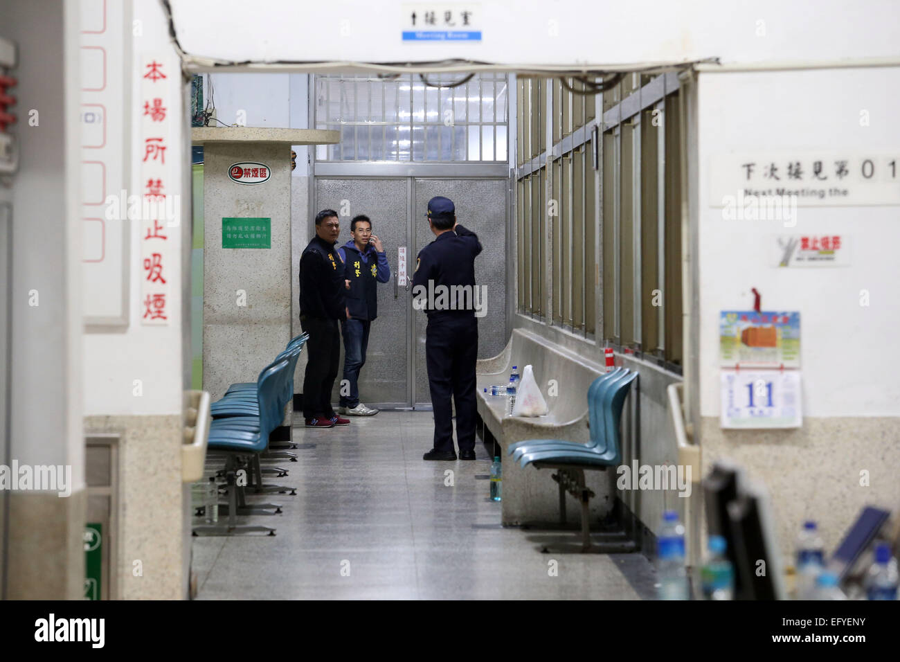 Kaohsiung. 12 Février, 2015. Policiers enquêter sur le suicide de l'emplacement de six détenus à la prison de Kaohsiung à Kaohsiung, Taïwan, du sud-est de la Chine, 12 février 2015. Six détenus exerçant son courtes et longues qui ont pris des otages à la prison de Kaohsiung tués eux-mêmes tôt jeudi matin, mettant fin à près de 14 heures de face avec la police. Les deux otages, y compris gardien de prison Chen Shih-chih et garde en chef Wang Shih-Tsang ont été à la fois sûr, ont dit. Source : Xinhua/Alamy Live News Banque D'Images