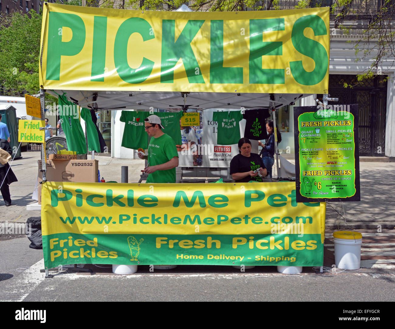 Un stand vendant des cornichons Cornichons frits et lors d'une foire de rue sur la 4e Avenue à Greenwich Village, New York City. Banque D'Images