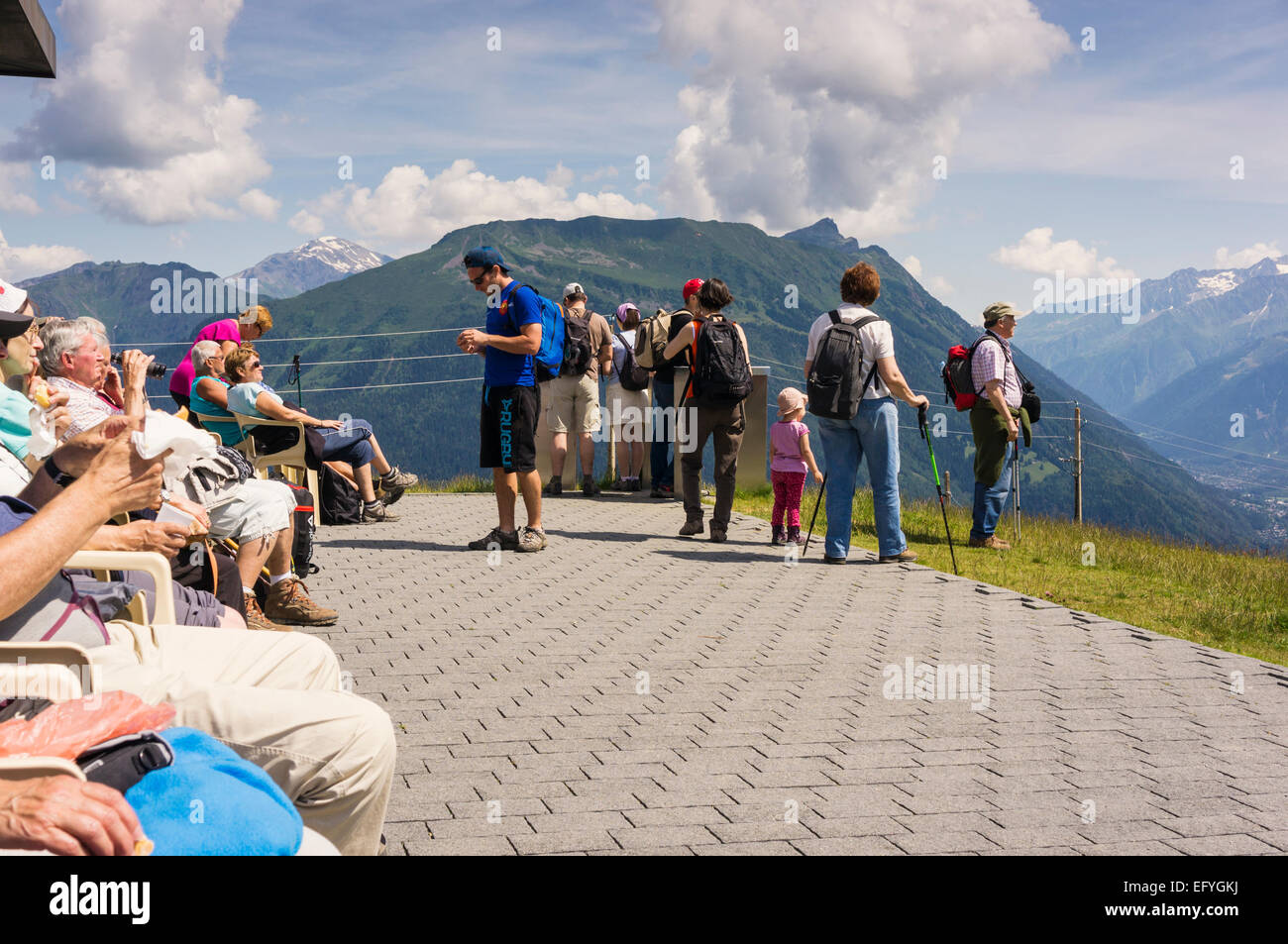 Les marcheurs se détendre au-dessus de la vallée de Chamonix à Bellevue, Alpes, France, Europe Banque D'Images