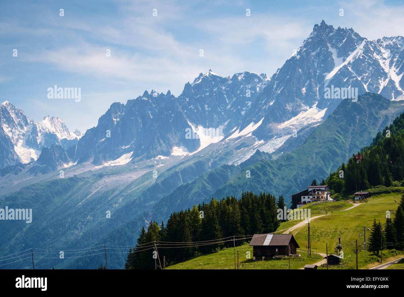 Montagnes de l'aiguille du midi, France - montagnes des Alpes françaises avec des sommets déchiquetés et la station de téléphérique Bellevue en été, Chamonix, France, Europe Banque D'Images
