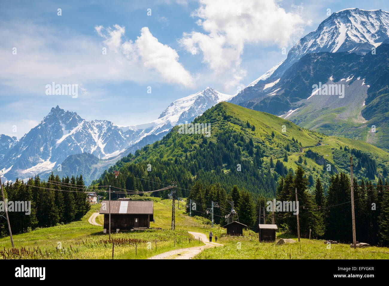 Sentier à des refuges de montagne à Bellevue au-dessus de la vallée de Chamonix, France, Europe Banque D'Images